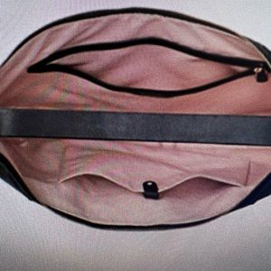 Kate Spade New York Large Smile Pebbled leather shoulder bag in Black